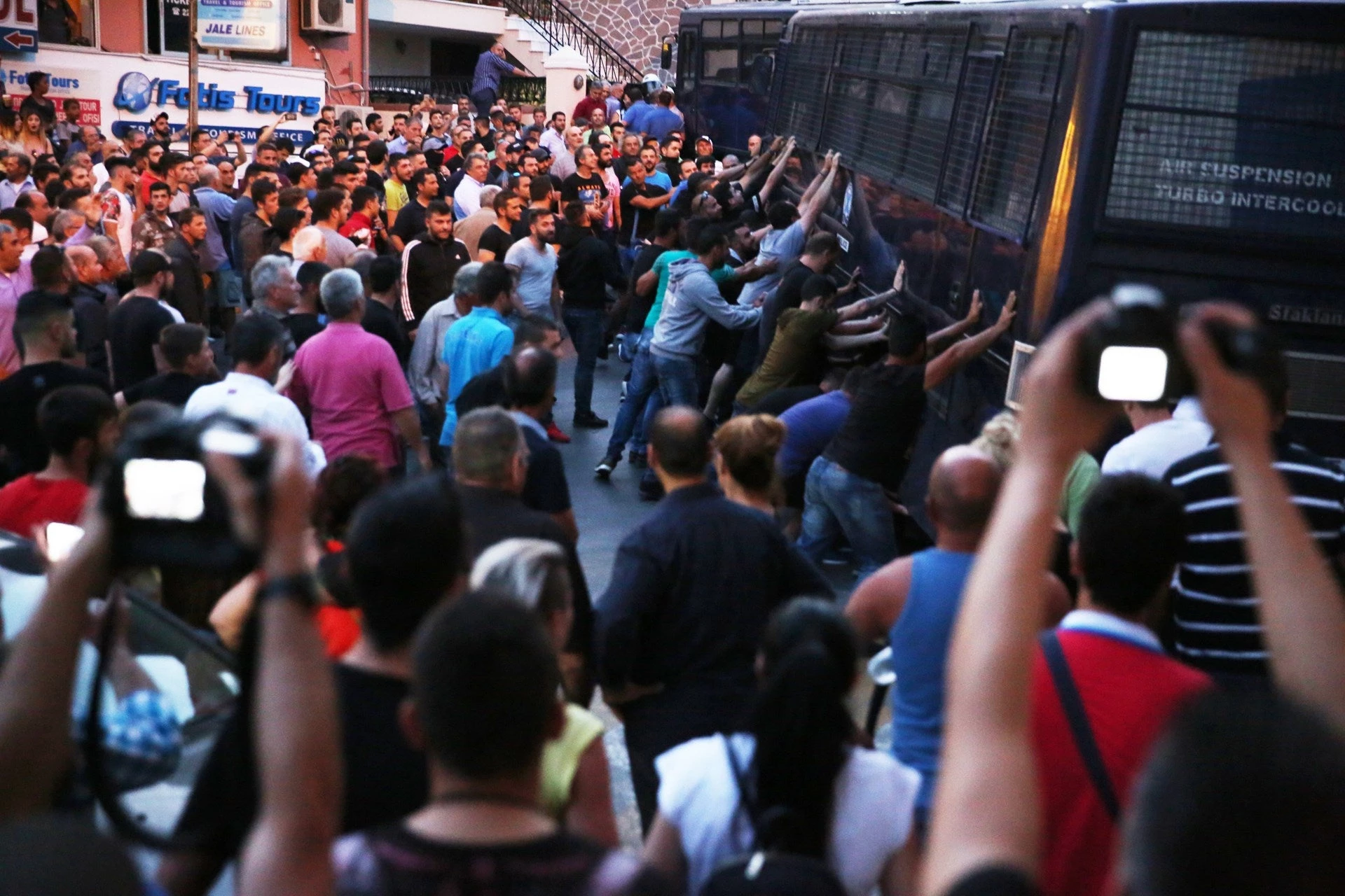 Μάχη χαρακωμάτων στη Λέσβο: «Ντου» στην ομιλία Τσίπρα – Με κλούβες των ΜΑΤ προσπαθούν να ανακόψουν την έφοδο του οργισμένου λαού